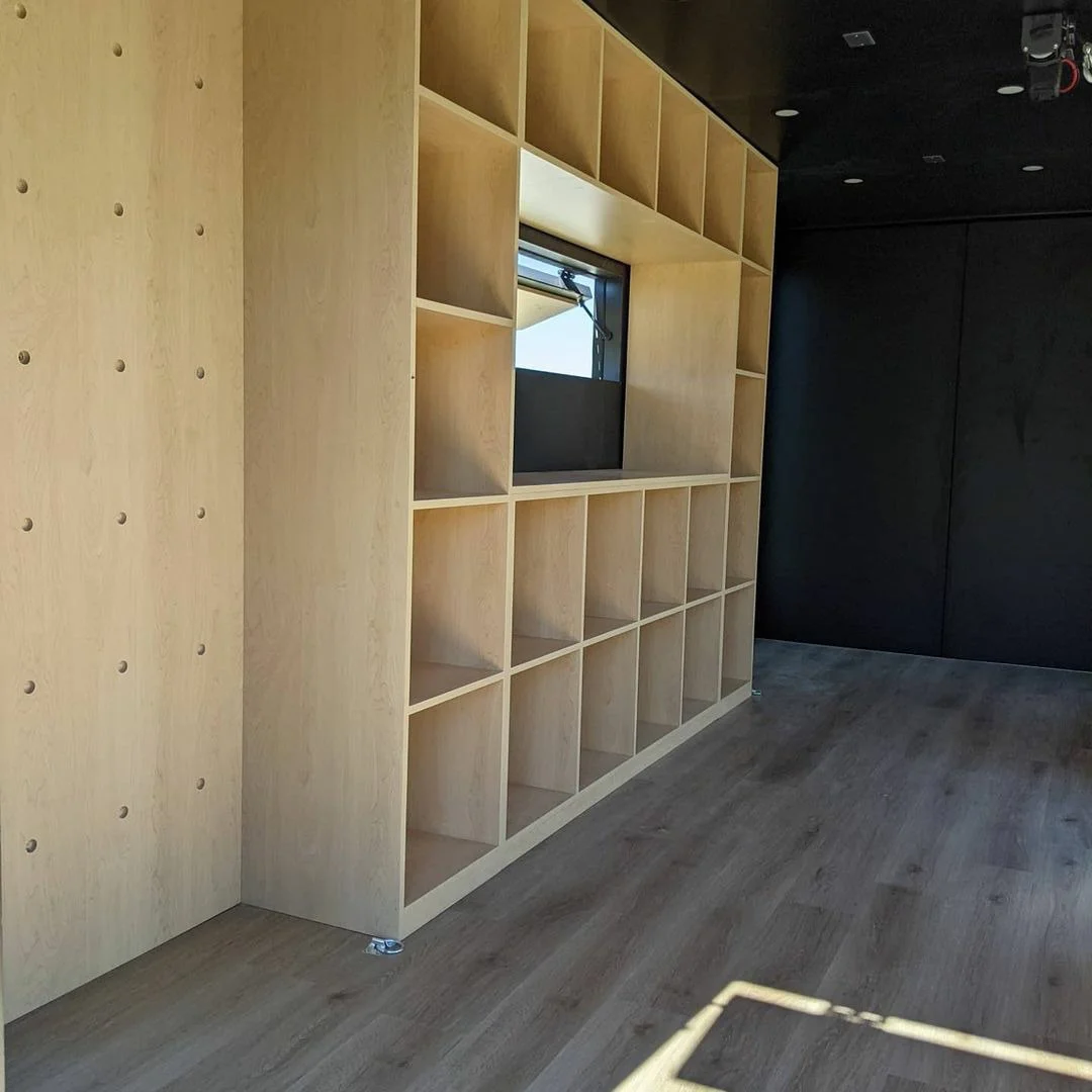 Custom 20ft Shipping Shopping Container on Wheels - Image 4