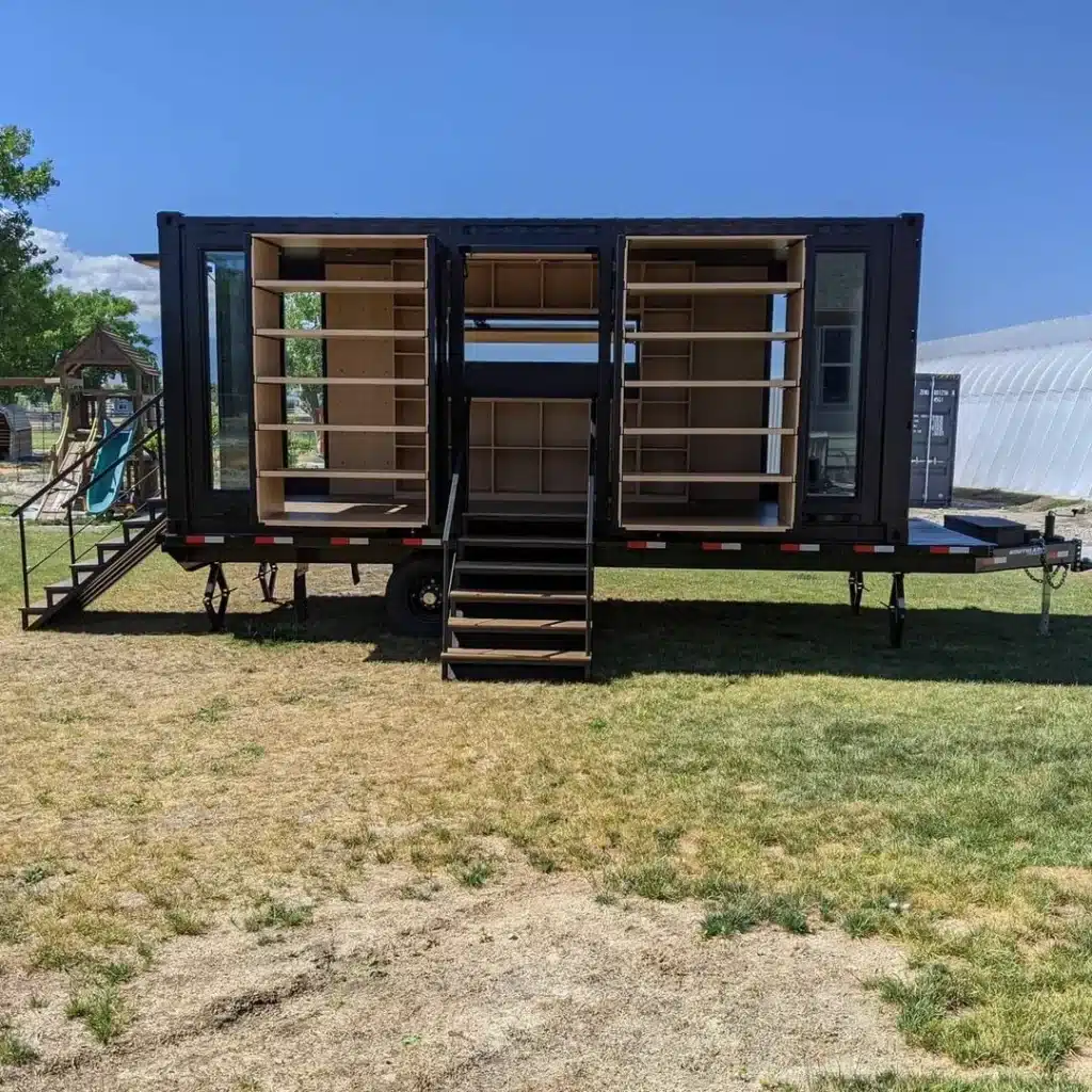 Custom 20ft Shipping Shopping Container on Wheels - Image 6